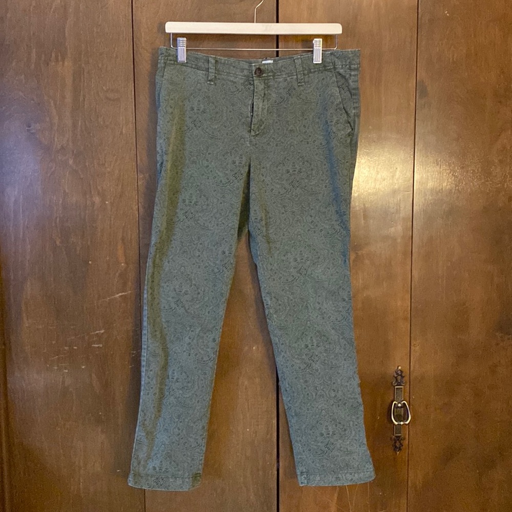 Gap girlfriend chino size 6. EUC